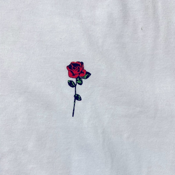 And now this women’s size medium tee shirt with rose detail white - Picture 2 of 5